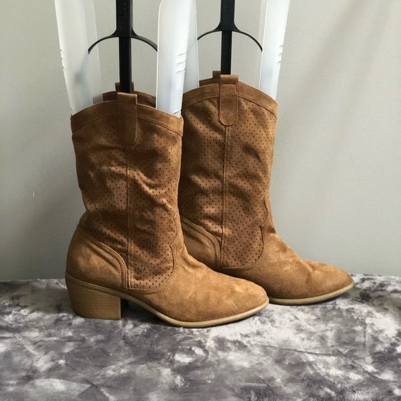American Eagle Shoes - 𝅺AMERICAN‎ Eagle suede ankle boots size 9